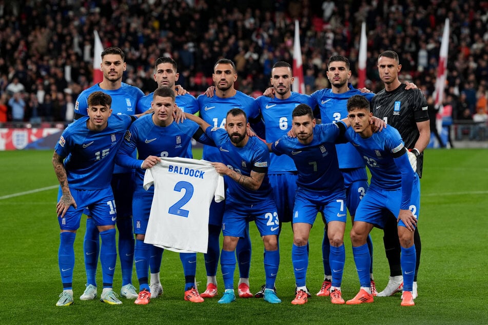 Die griechischen Spieler hielten vor dem Anpfiff ein Trikot ihres verstorbenen Teamkollegen hoch.