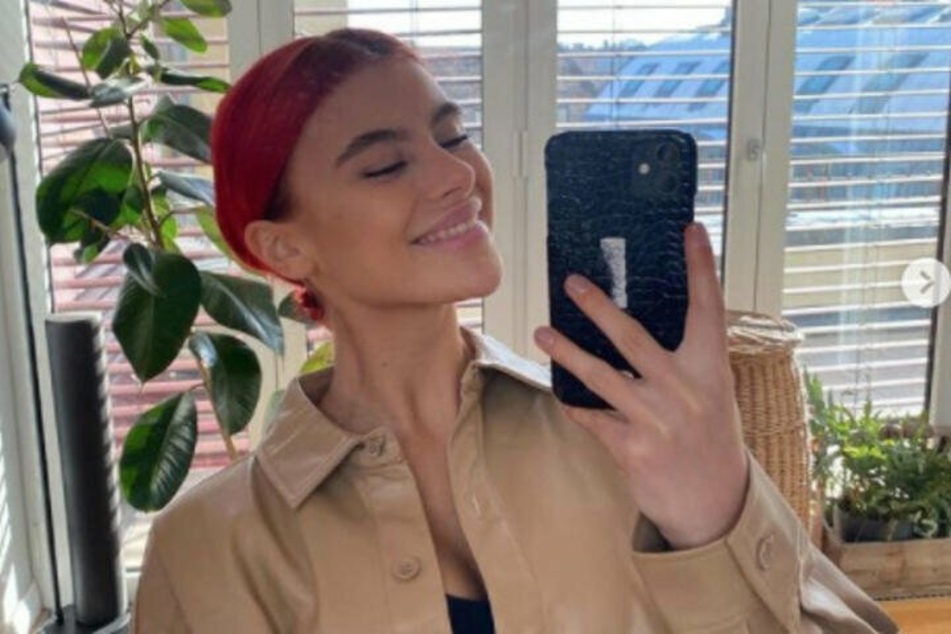 Vor ihrem jüngsten Frisör-Besuch hatte Romina Palm (22) ein leuchtendes Rot in den Haaren getragen.