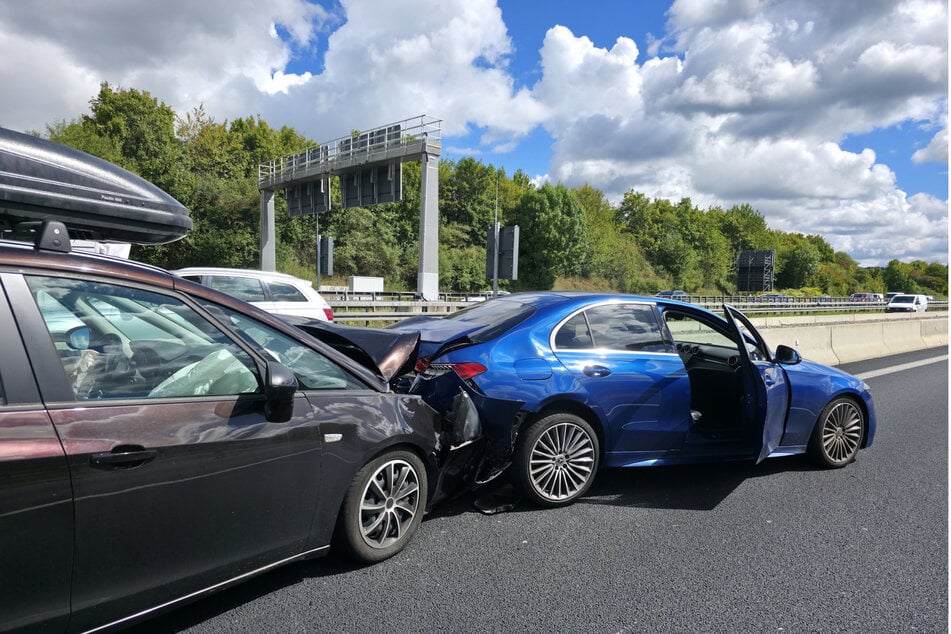 Beide Autos mussten abgeschleppt werden.