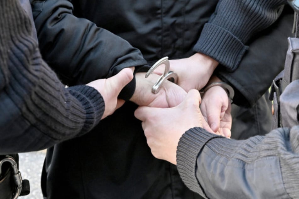 Der 31-Jährige, der im Besitz zahlreicher Drogen war, wurde von der Polizei festgenommen. (Symbolbild)