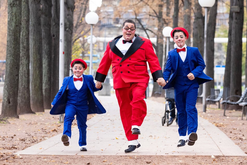 Freuen sich wahnsinnig auf ihren Auftritt in Dresden: Clown Totti Alexis (Mitte) mit seinen Söhnen Maxim (l.) und Charly.