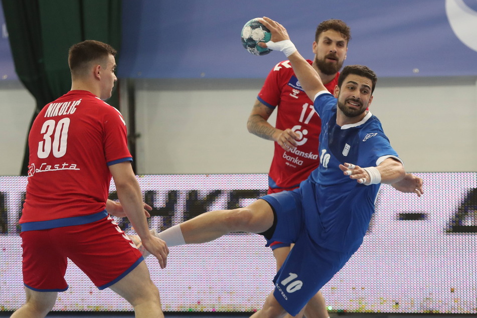 Nationalspieler Christos Mylonas (27, r.) zieht in der EM-Quali gegen Serbien ab.