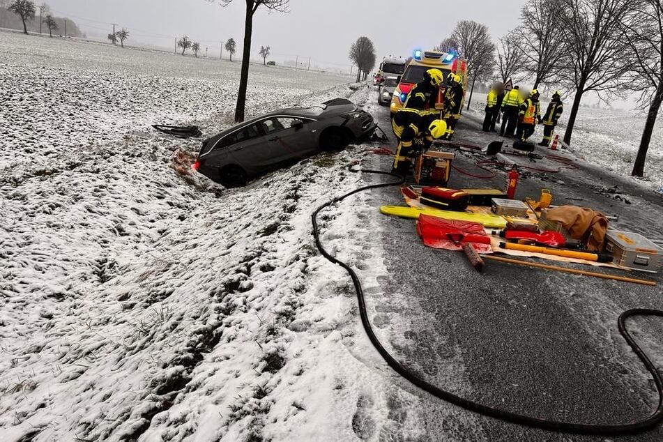 Das zweite Auto landete im gegenüberliegenden Graben. Eine Fahrerin erlitt schwere Verletzungen. Die zweite wurde leicht verletzt.