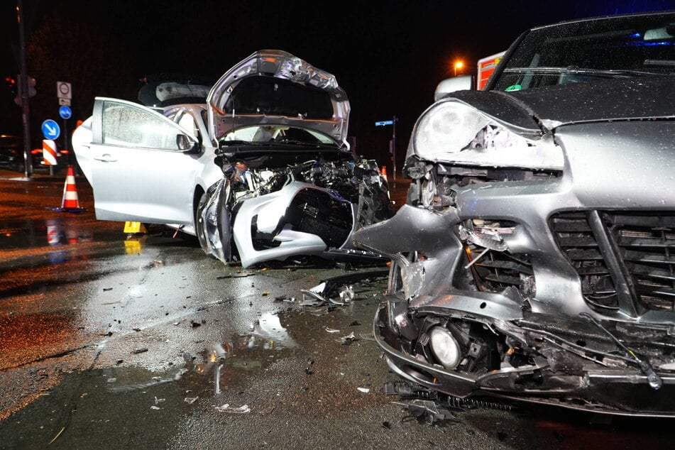 Kreuzungs-Crash mit Porsche mit Leipzig: Fahrer aus Kleinwagen geschnitten