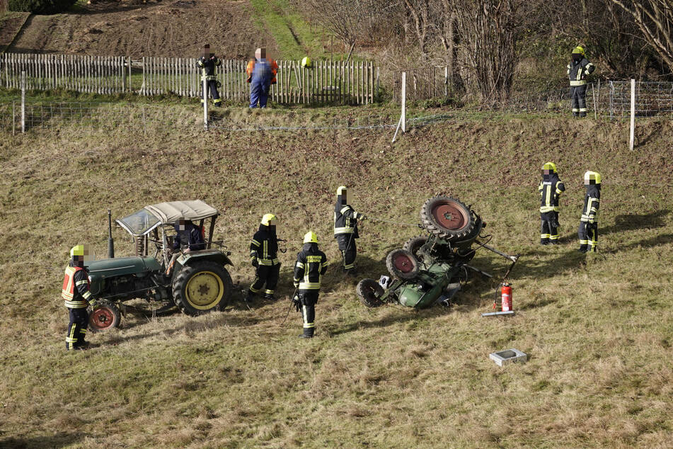 Ein Traktor stürzte am Montagvormittag im Erzgebirge einen Abhang hinab.