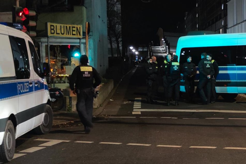 Die alarmierte Polizei sicherte den Tatort und die Umgebung ab.