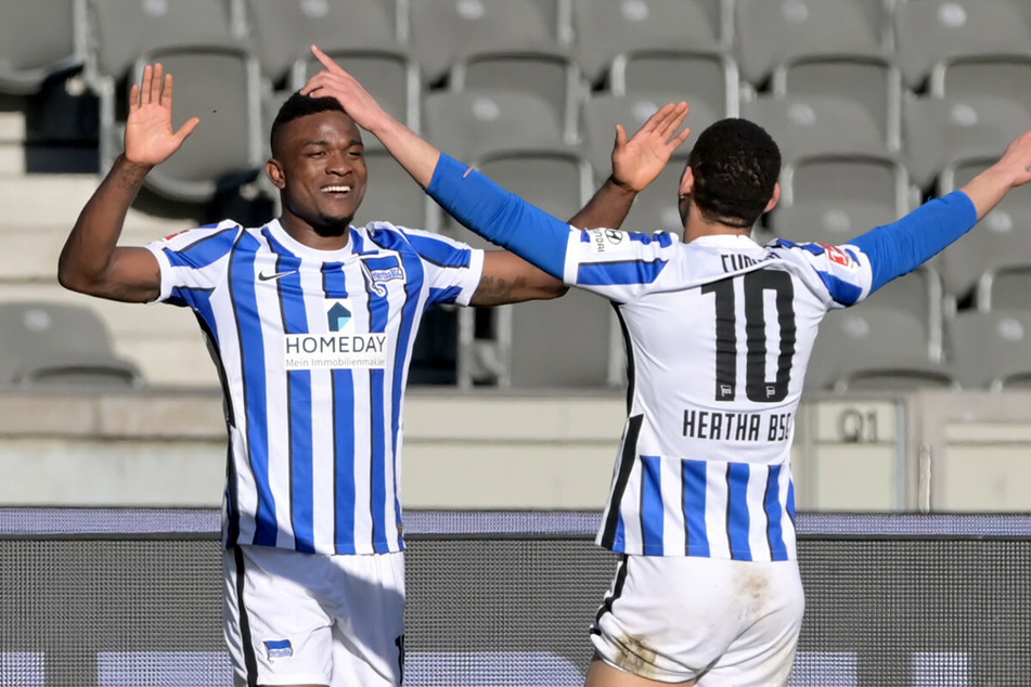 Der zweite Versuch sitzt! Die beiden Torschützen Jhon Cordoba (l.) und Matheus Cunha bejubeln das 3:0.