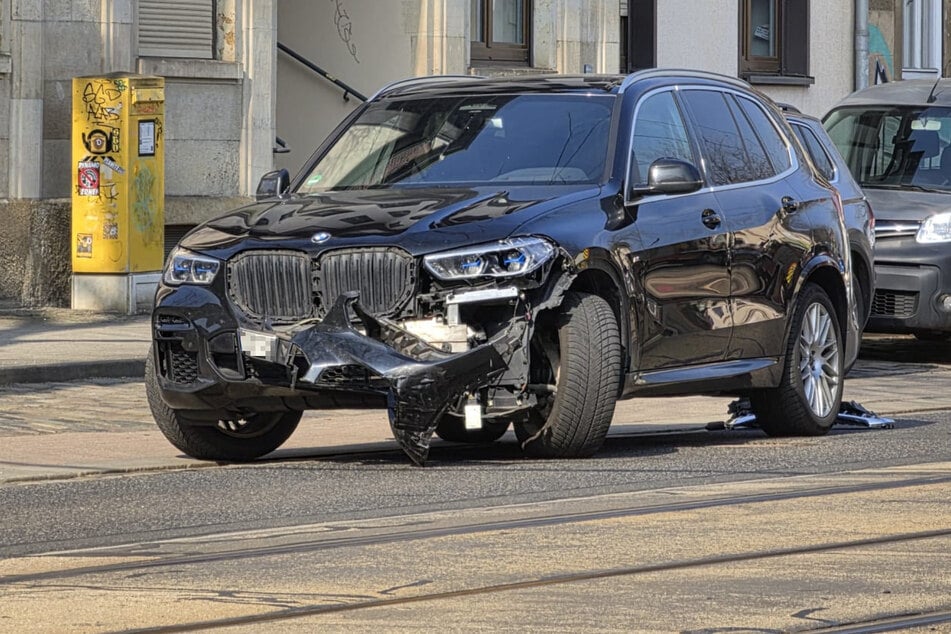 In Pieschen ist am Donnerstag das Abbiege-Manöver eines BMW gescheitert.