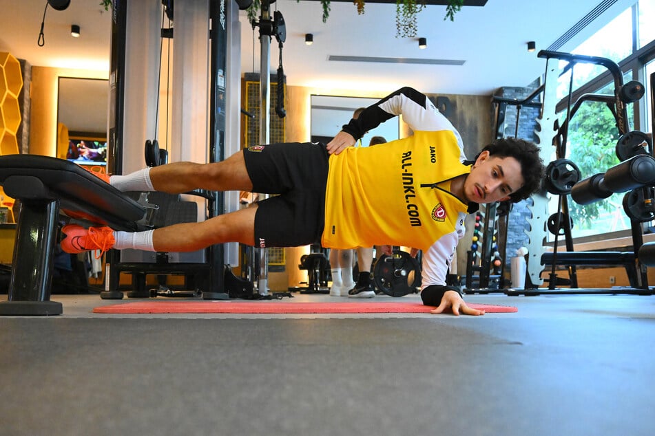 Im Trainingslager gibt der Neuzugang Gas. Er will endlich wieder auf dem Platz stehen - doch das Team steht über allem.