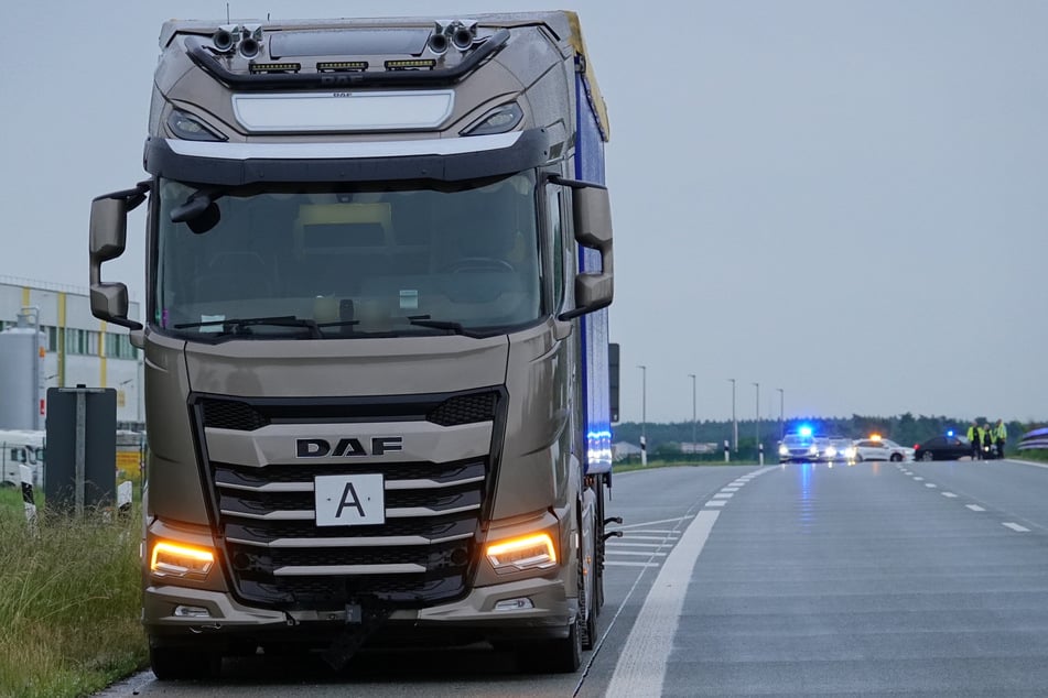Der Mann wurde von dem Lastwagen erfasst und tödlich verletzt. Er verstarb noch an der Unfallstelle.