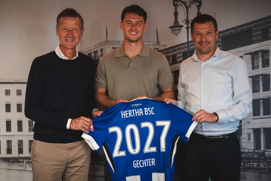 Linus Gechter (20, M.) präsentiert sein Trikot mit der neuen Vertragslaufzeit an der Seite von Geschäftsführer Thomas E. Herrich (60, l.) und Sportdirektor Benjamin Weber (44).