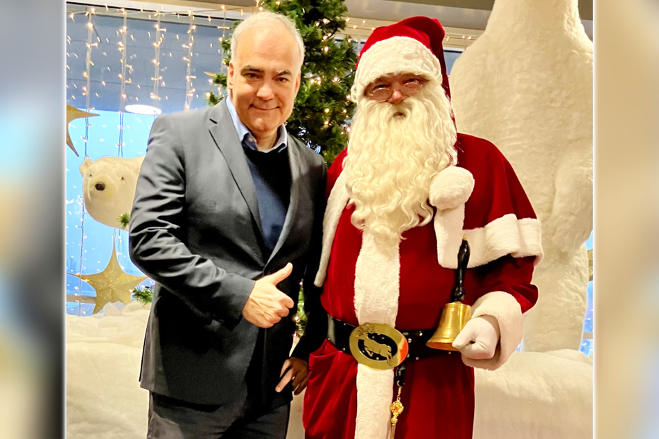 Centermanager Sevket Demir und der Bremer Bilderbuch-Weihnachtsmann freuen sich auf Euren Besuch.