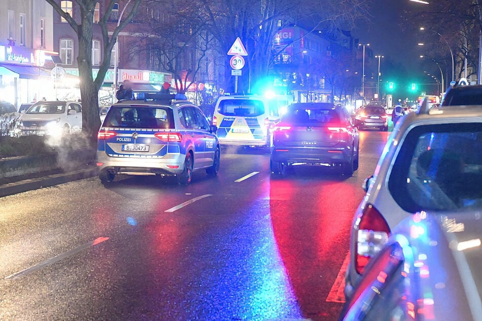 An einer Bushaltestelle in der Sonnenallee in Neukölln ist ein 19-Jähriger schwer verletzt worden. (Archivbild)