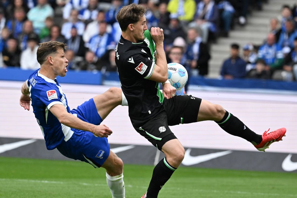 Er war mehrmals nah dran, Florian Niederlechner (l.) blieb bei seinem Abschiedsspiel aber ohne Treffer.