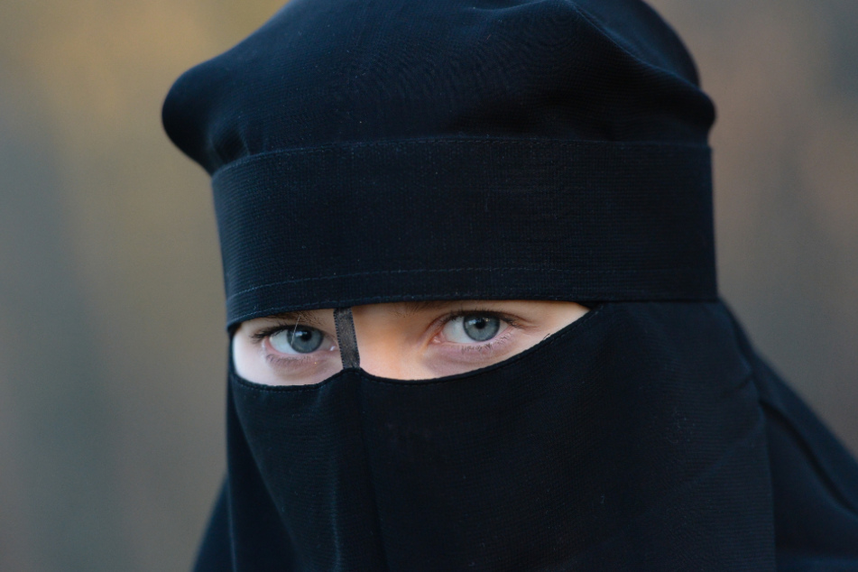 Eine Frau trägt einen Niqab, einen Gesichtsschleier. (Symbolbild)