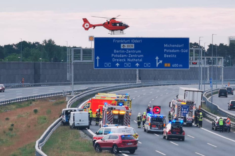 Ein Rettungshubschrauber landet am Unfallort auf der A10.