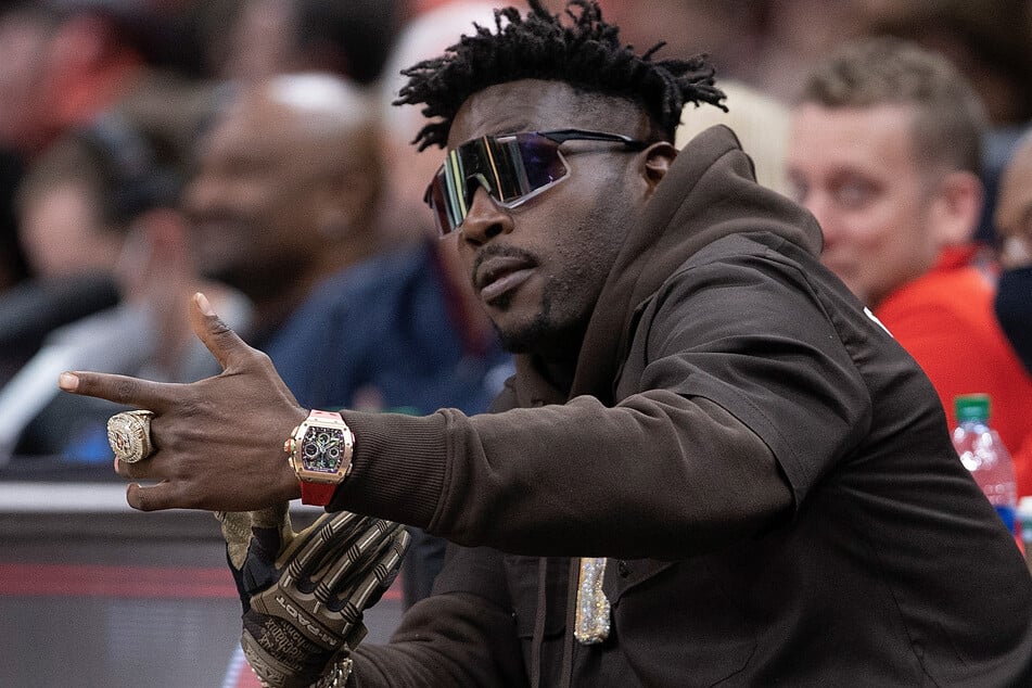 Antonio Brown (36) gehörte lange zu den besten NFL-Receivern, doch dann folgte der tiefe Fall: Vorwürfe der häuslichen Gewalt, gefälschter Impfpass, Prügel-Drohung gegen einen Teamboss und zuletzt die Privatinsolvenz.