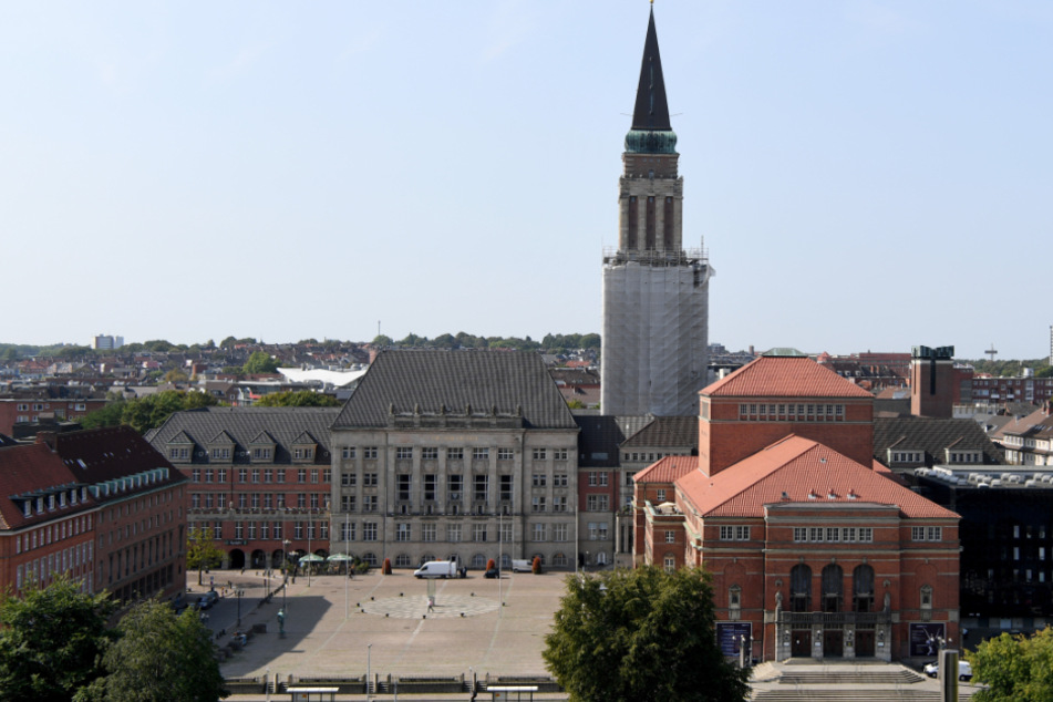 Das Unglück ereignete sich direkt vor dem Kieler Rathaus.