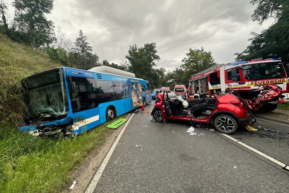 Im Landkreis Harz waren ein Linienbus und ein Kleinwagen zusammengekracht.