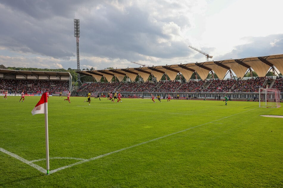 Die alte Haupttribüne wird nur noch selten freigegeben. Einzig gegen Carl Zeiss Jena oder bei namhaften Testspielgegnern wird sie noch geöffnet. (Archivfoto)