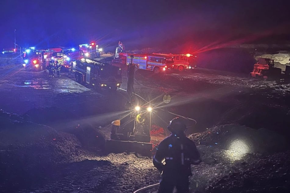 Am Einsatzort traf schwere Technik der Feuerwehr ein, um den Brand zu löschen.