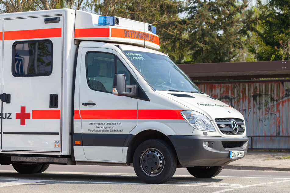 Am Montag ist ein Kleinkind (4) in Willich von einem Auto erfasst und dabei schwer verletzt worden. Der Junge kam in ein Krankenhaus. (Symbolbild)