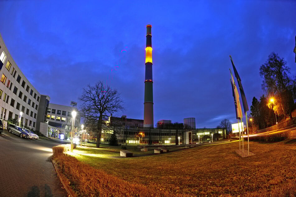 Am Dienstagabend leuchtet nur der melonengelbe Abschnitt der Esse.