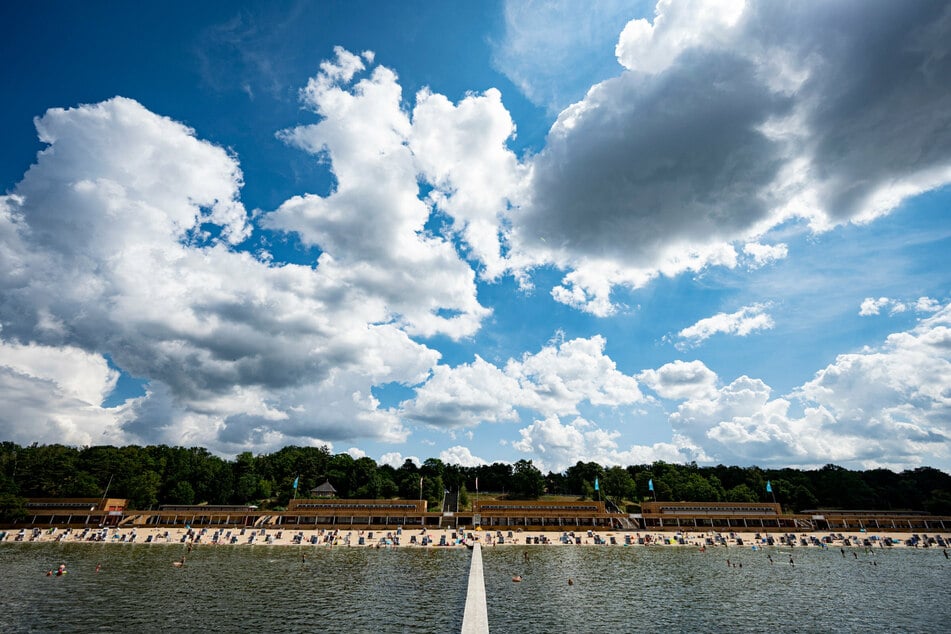 Wetter in Berlin und Brandenburg: Sonne strahlt hinter dichten Wolken hervor