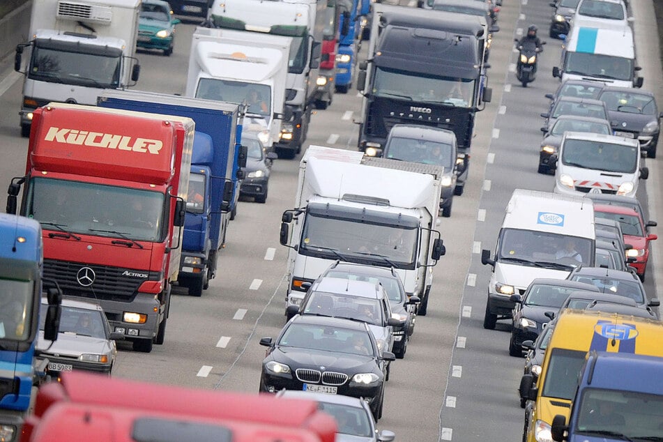 Autos stehen auf der Autobahn im Stau.