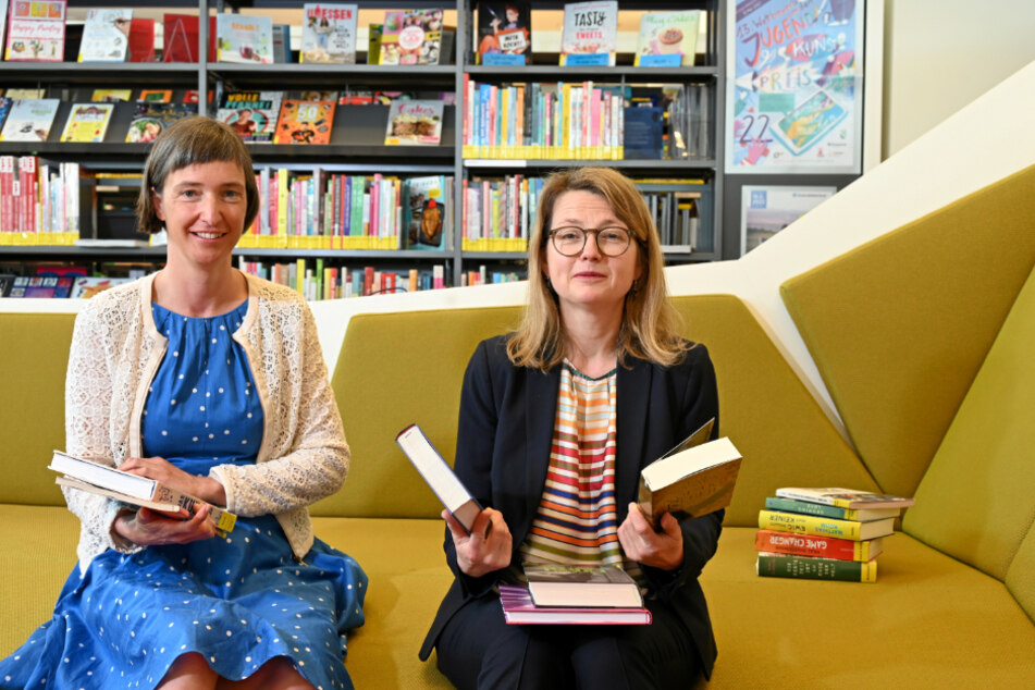 Direktorin Marit Kunis-Michel (48, l.) und Kultur-Beigeordnete Annekatrin Klepsch (44, Linke) freuen sich über den großen Zuspruch für die Bibliothek.