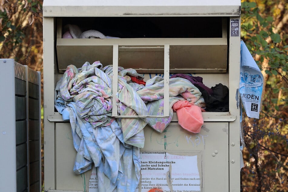 Allzu häufig quellen Kleidercontainer über - ist Jähnigens neues Konzept vielleicht die Lösung?