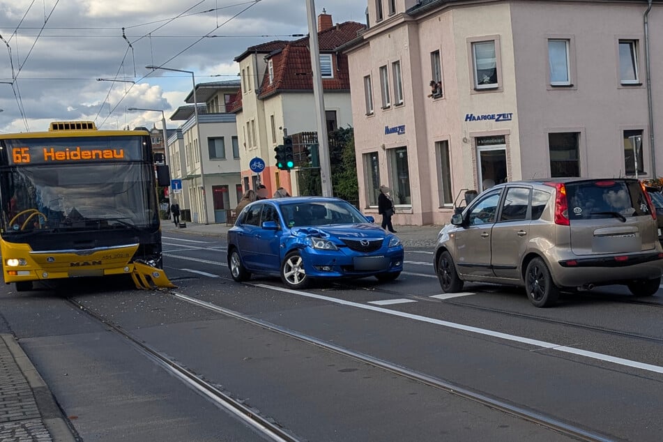 Die Straße musste infolge des Unfalls in beide Richtungen gesperrt werden.