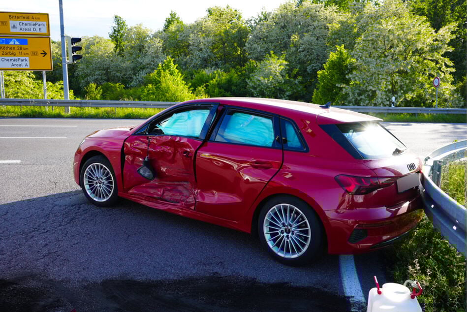 Die 27-jährige Fahrerin des Audis kam verletzt in ein Krankenhaus.
