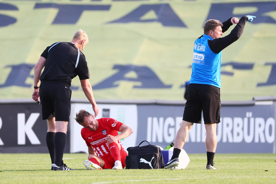 Mike Könnecke (34) zog sich im Landespokalspiel in Leipzig einen Innenbandanriss im linken Knie zu.