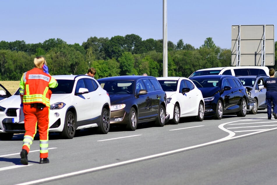 Drei der fünf beteiligten Autos mussten schließlich abgeschleppt werden.