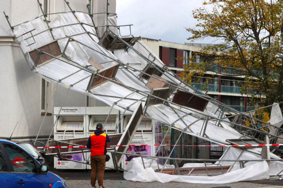 Ein vom Sturm umgewehtes Baugerüst lehnt am Gebäude einer Rettungsleitstelle des Roten Kreuzes in Würzburg.