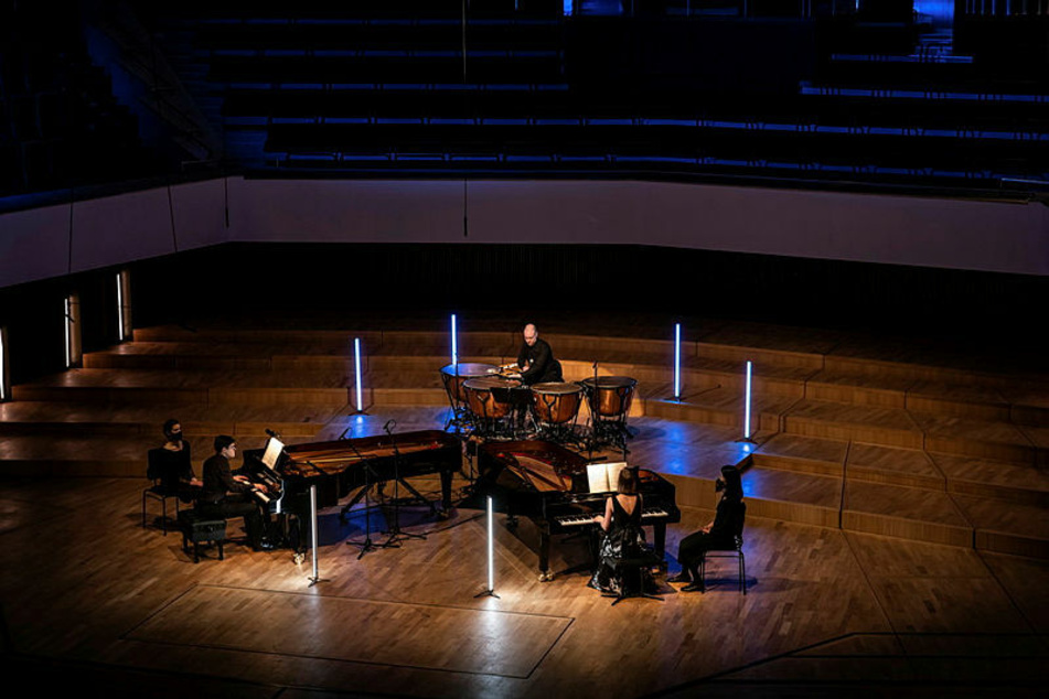 Das Klavierduo Shalamov mit Pauker Tom Greenleaves bei der Aufnahme im Gewandhaus.