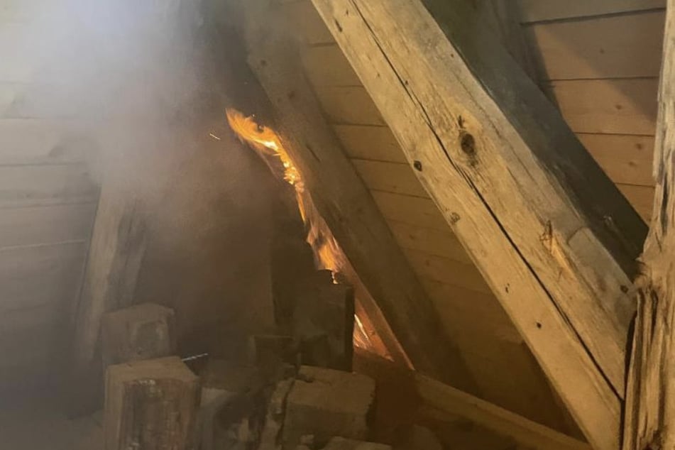 Das Feuer breitete sich vom Boden bis in das Dach aus.