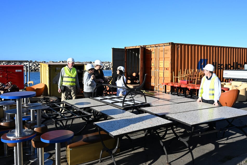 Los taburetes, mesas, sillas y sillones se ordenan, alinean y se envían en contenedores.