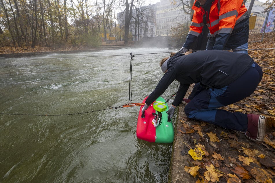 Mitarbeiter der Helmut-Schmidt-Universität vermessen mit speziellen Geräten den Strömungsverlauf der Eisbachwelle.