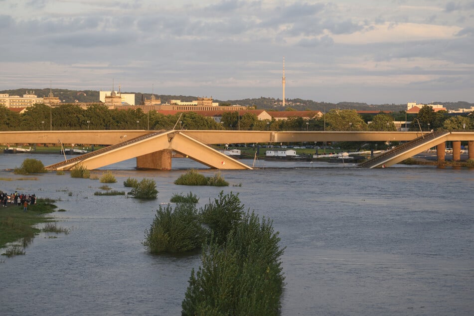 Am Samstag klarte der Himmel über Dresden auf. Der Elbe-Pegel steigt dennoch weiter, auch weil es in Tschechien, wo der Fluss entspringt, enorme Regenfälle gibt.