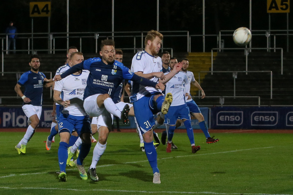 Kevin Freiberger (l.) im Duell mit Ex-Dynamo Robin Fluß. Der CFC ließ dem Bischofswerdaer FV keine Chance.