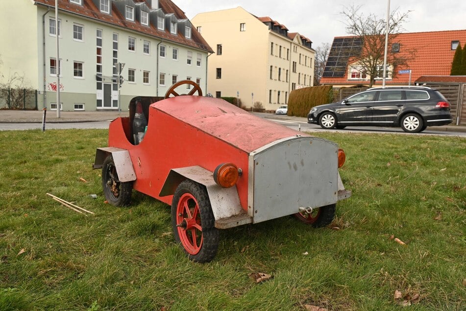 Und auf der Strümpelstraße verschönert dieses Spielzeugauto die Mittelinsel.