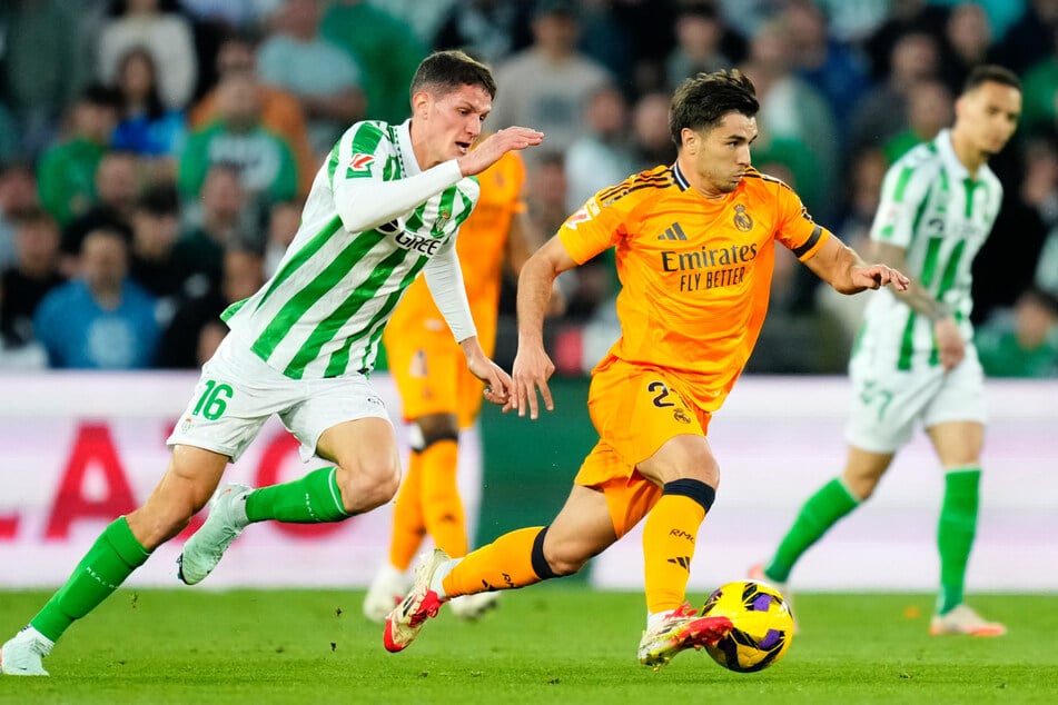 Seit 2023 spielt Sergi Altimira (24, l.) bei Betis, wo ihm in der vergangenen Saison der Durchbruch gelang.