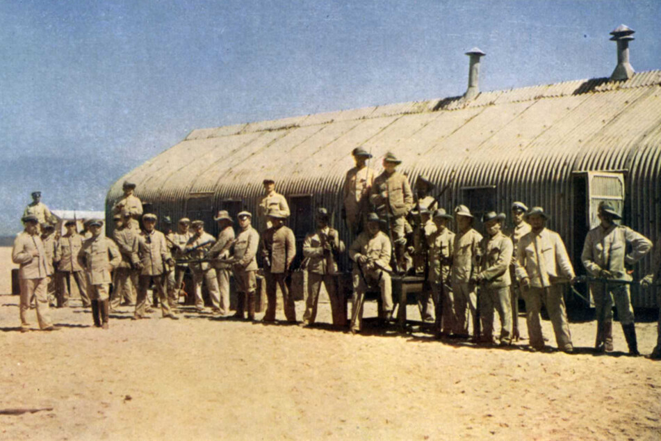 Reiter der sogenannten kolonialen Schutztruppe beim Gewehrreinigen in Swakopmund (vor 1910).