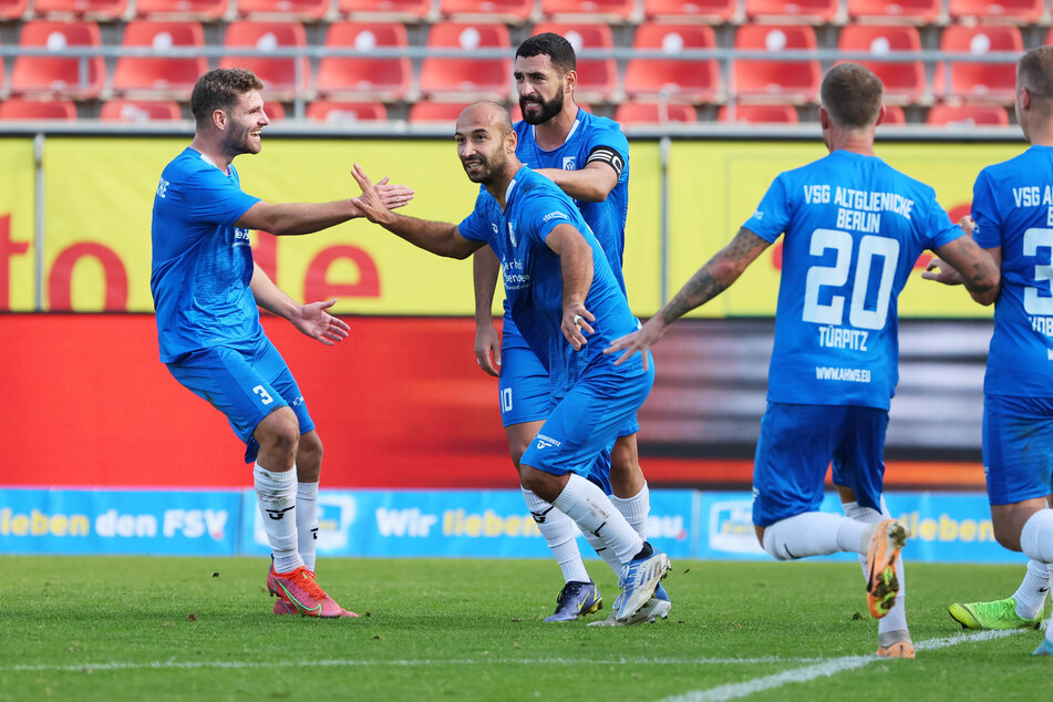Gogia (2.v.l.) hatte beim 5:0-Sieg der VSG Altglienicke gegen den FSV Zwickau das 1:0 geschossen.