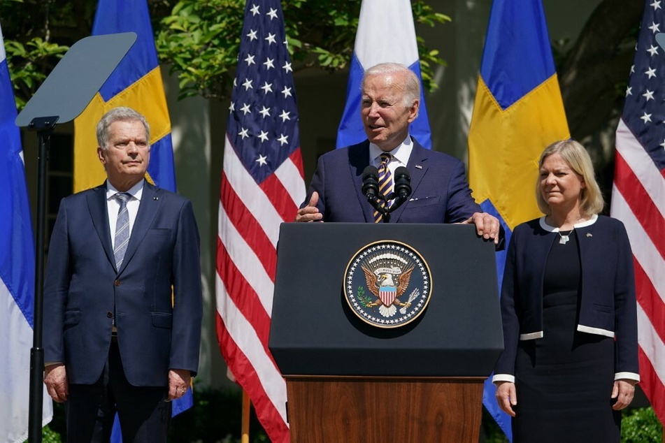 US President Joe Biden (c.), flanked by Sweden’s Prime Minister Magdalena Andersson (r.) and Finland’s President Sauli Niinistö (l.), speaks in the Rose Garden following a meeting at the White House in May 2022.