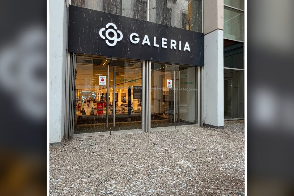 Der Seiteneingang der Leipziger Galeria-Filiale ist von Tauben-Kot übersät.