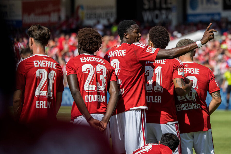 Energies Abwehrriegel bestand in der zweiten Hälfte aus Erlein, Doumbia und Manu (v.l.n.r.) und einem Schienenspieler auf jeder Seite.