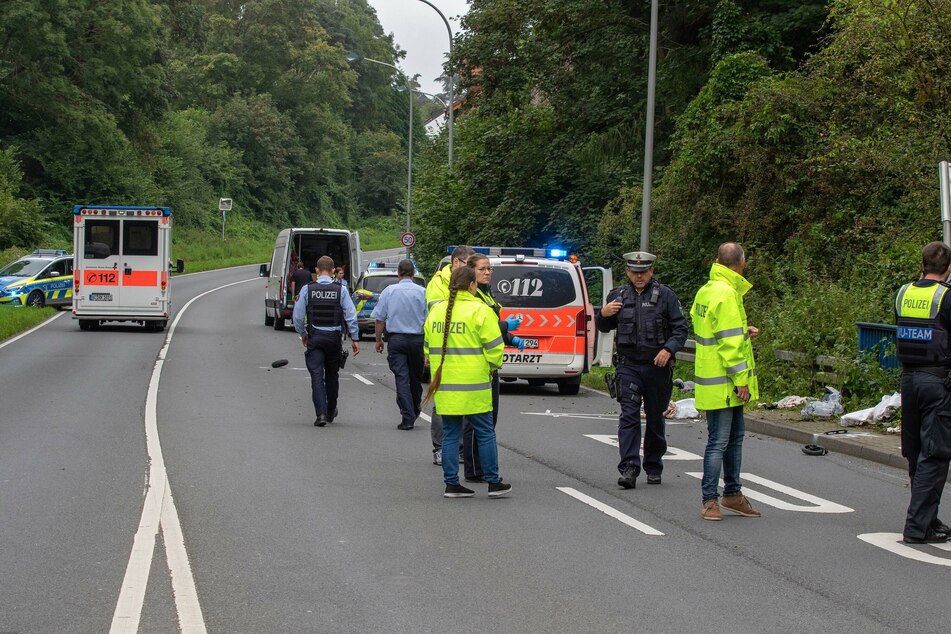 Wurselen Transporter Rast In Bushaltestelle Mutter Und Kind Sterben Bei Unfall Drama Tag24